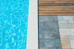 bois, pierre ou composite : comparez les rev&ecirc;tements de terrasse de piscine pour choisir une surface confortable, antid&eacute;rapante et adapt&eacute;e &agrave; vos besoins.