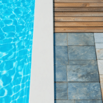 bois, pierre ou composite : comparez les rev&ecirc;tements de terrasse de piscine pour choisir une surface confortable, antid&eacute;rapante et adapt&eacute;e &agrave; vos besoins.