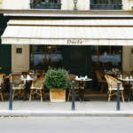 partez &agrave; la d&eacute;couverte des terrasses estivales les plus inspirantes de france : des lieux uniques pour profiter du soleil, savourer un verre et s&rsquo;&eacute;vader.